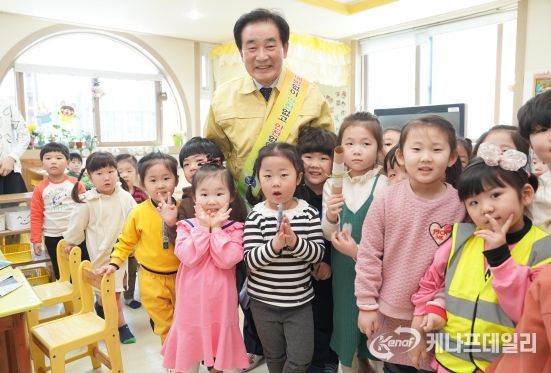 송기섭 군수 관내 어린이집 방문 사진