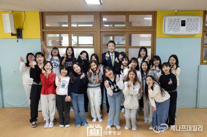 3월 14일 윤석열 대통령은 전남 무안군 오룡초등학교를 방문해 늘봄학교 프로그램을 참관하고 관계자들과 간담회를 했다.