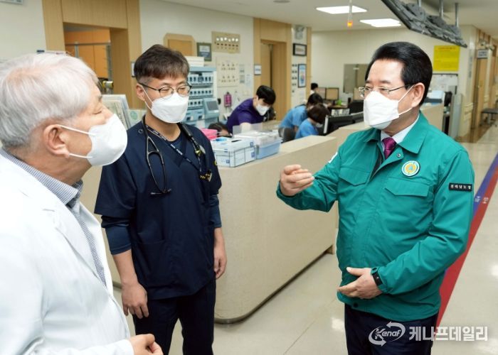 전라남도가 의료계 집단행동 장기화로 상급종합병원 응급실 기능 축소에 따른 중증 환자 증가를 예상, 권역응급의료센터 단계별 지원에 나선다. 김영록 전남도지사가 지난 2월 29일 순천 성가롤로병원 권역응급의료센터 및 심뇌혈관센터를 방문해 의료진을 격려하고 애로사항을 청취하는 모습.
