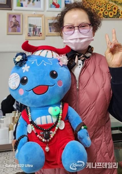 어르신 말동무 인형(AI) ‘장생이’로 우울증을 예방 및 치료해요