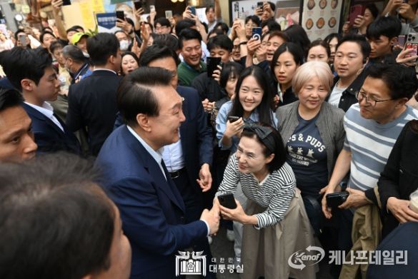 5월 10일 윤석열 대통령은 취임 2주년을 맞아 서울 중구에서 직장인들이 자주 찾는 식당가를 찾아 외식 물가를 점검하고 인근 청계천을 산책하며 시민들과 소통하는 시간을 가졌다.