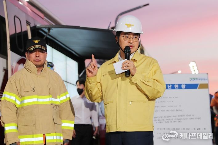 김동연 경기도지사가 24일 화성시 일차전지 제조업체 공장 화재현장에서 소방재난본부장과 함께 언론 브리핑을 하고 있다.