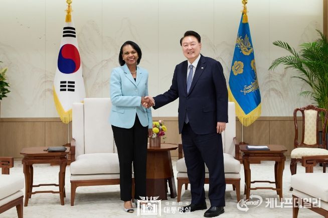 7월 2일 윤석열 대통령은 「콘돌리자 라이스(Condoleezza Rice)」 전 국무장관(現 스탠포드大 후버연구소 소장)을 접견하고 우크라이나 전쟁을 포함한 글로벌 정세와 최근 러-북 관계, 그리고 한반도 정세에 대해 의견을 교환했다.