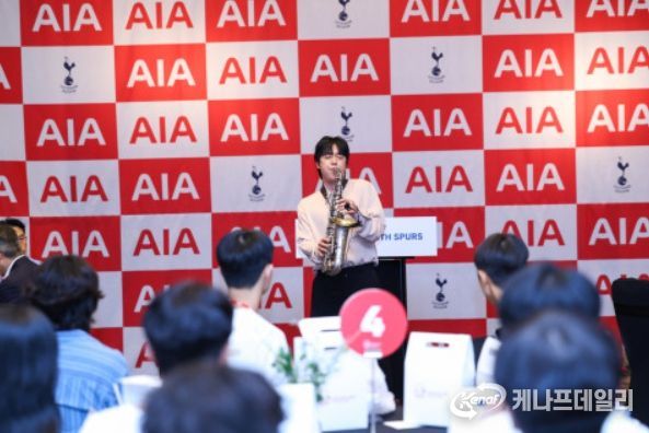 사진: 손흥민 선수와 100명의 팬들 앞에서 헌정곡을 연주하는 특별한 순간