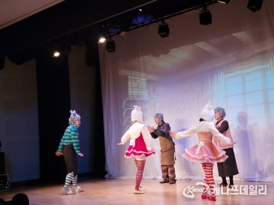 부산 남구, 대동골문화센터 2024년 기획공연 ‘크리스마스의 요정’의 선물을 받으며 성료