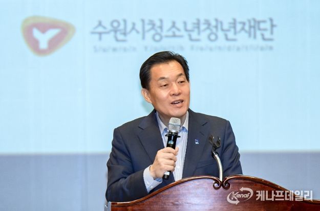 이재준 수원시장이 격려사를 하고 있다.