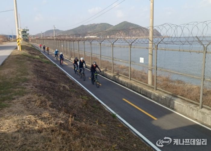 한강 철책 자전거길 전경