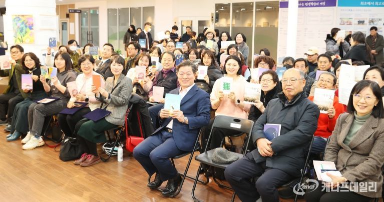 박승원 광명시장이 5일 평생학습원에서 열린 '광명의 페이지를 잇다' 광명시도서관 출판기념회 참석자들과 기념사진을 촬영하고 있다.