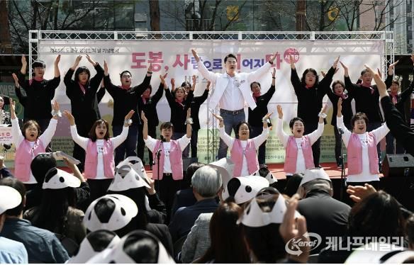 오언석 도봉구청장(가운데)이 보이는소리, 이웃애두드림과 함께 수어 합창 공연을 선보이고 있다