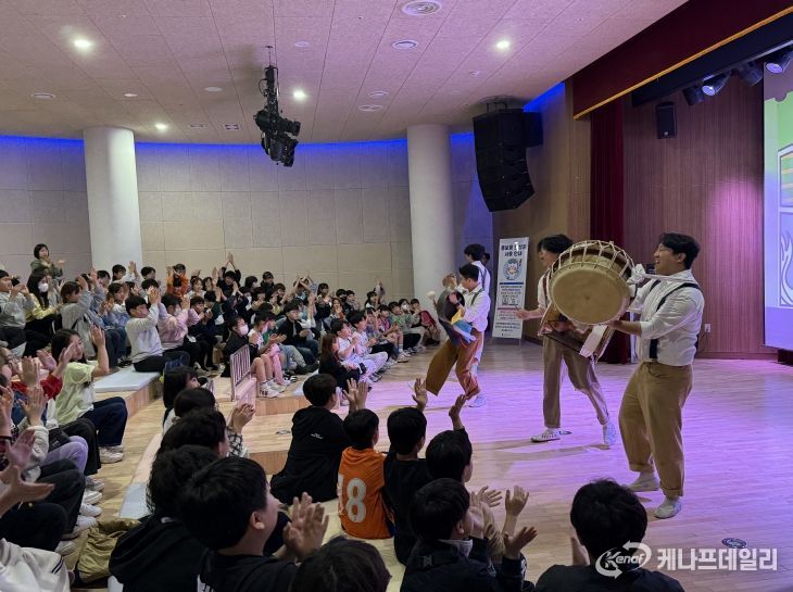 부산 서구 한형석 자유아동극장 ‘Hit it~!' 전통 공연에 학생들 열광