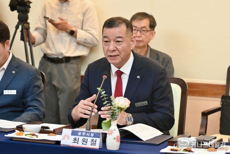 충남시장군수협회에 참석한 최원철 시장