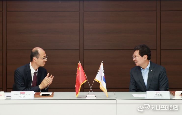 22일 이상일 용인특례시장이 시청을 방문한 중국 장쑤성 양저우시 대표단과 가진 간담회에서 천쥔 양저우시 부시장과 환담을 나누고 있다.