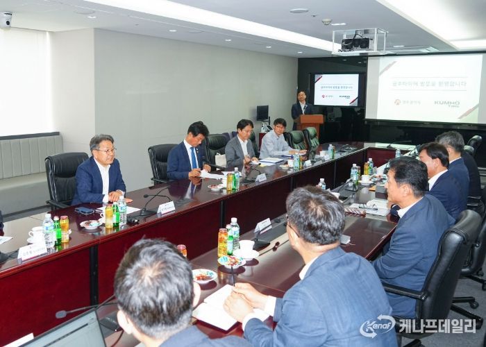 강기정 광주광역시장이 17일 오후 서울 금호타이어 본사를 방문해 정일택 금호타이어 대표와 면담을 하고 있다./광주광역시 제공