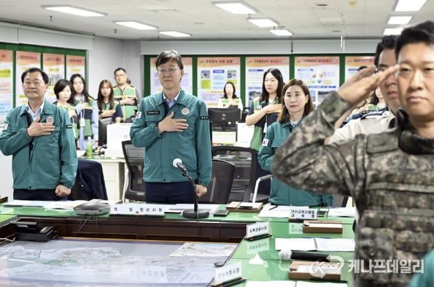 이민근 안산시장(왼쪽 두번째)이 화랑훈련과 연계한 2025년 2분기 통합방위협의회를 진행하고 있다.