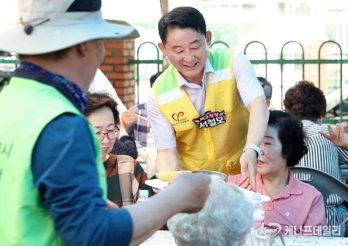 18일 가수원동 계룡아파트에서 진행된 사랑의 밥차 봉사활동 현장