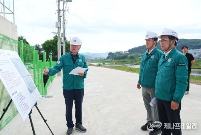 김석필 천안시장 권한대행 부시장이 19일 장산지구 개선복구사업 현장을 점검하고 있다.