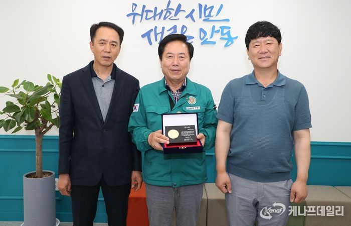 길안면․임하면 주민들, 권기창 안동시장에 감사패 전달