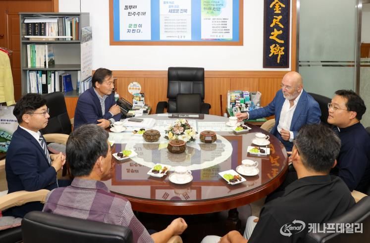 진안홍삼, 화장품 산업 확장 가능성 모색(전춘성 진안군수와 움베르토 나르디 박사 등 관계자들 면담)