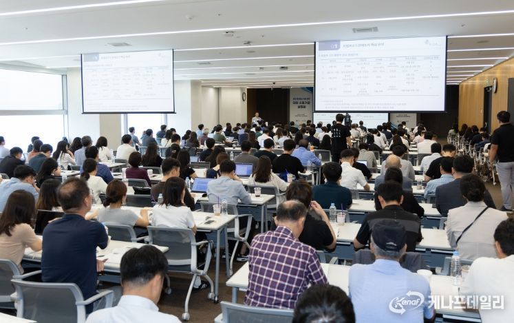 18일 오후 서울 삼성동 트레이드타워에서 열린 '한·미 관세협상 타결 관련 수출기업 설명회'에서 관세 전문가가 미국 관세정책의 최신 동향 등을 설명하고 있다.