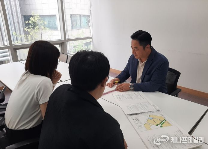 재개발·재건축 현장지원센터(하안로288번길 4, 5층) 내 설치된 '정비사업 상담창구' 에서 상담이 진행 중이다.