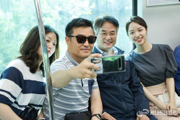 시민들과 함께 서해선에 탑승한 이동환 고양시장