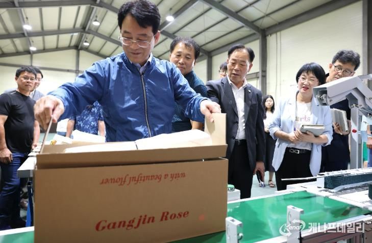 강진원 강진군수와 땅심화훼법인 회원들이 ‘제함기’ 시연에 참석했다.