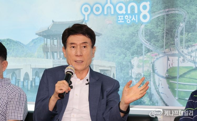 이강덕 포항시장은 27일 시청 브리핑룸에서 지역균형발전을 선도할 산업·주거·복지 융합형 통합 주거복지모델 구축 관련 기자간담회를 가졌다.