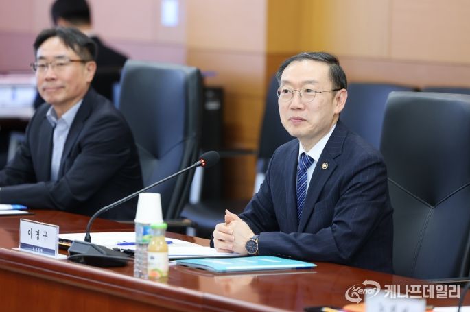 이명구 관세청장이 28일(목) 서울세관에서 열린 전자상거래 수출업체와의 간담회에서 업체 의견을 청취하고 있다