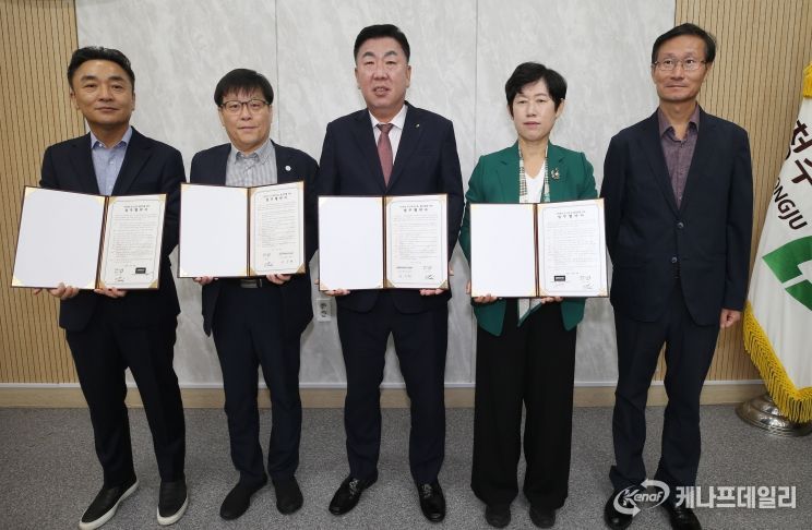 왼쪽부터 장필규 현대백화점 아울렛커넥트사업부 사업부장, 반주현 충북RISE센터 센터장, 이범석 청주시장, 이현숙 관광과장, 김연웅 도시재생과장