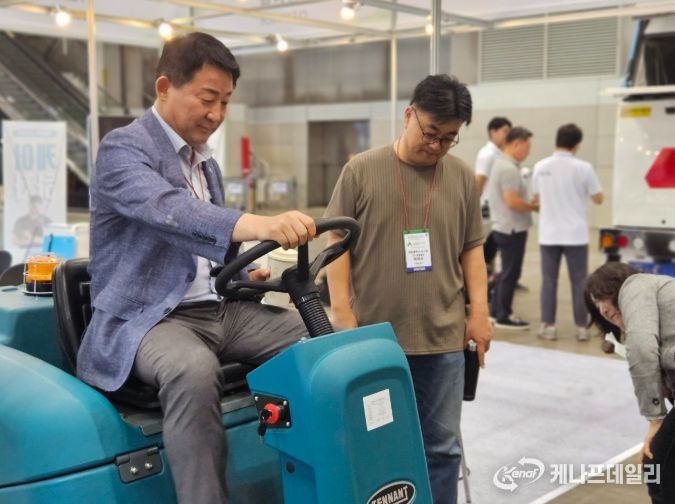 29일 고양 킨텍스에서 열린 RETECH 2025 서철모 서구청장 방문 장면