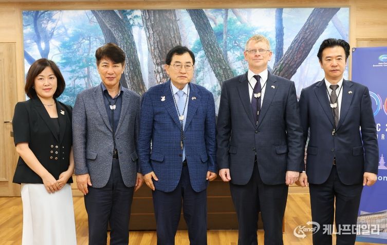8일 경주시청 시장실에서 열린 접견에서 주낙영 경주시장(왼쪽 세 번째)과 듀이 무어 주부산미국영사관 수석영사(네 번째)가 기념촬영을 하고 있다.