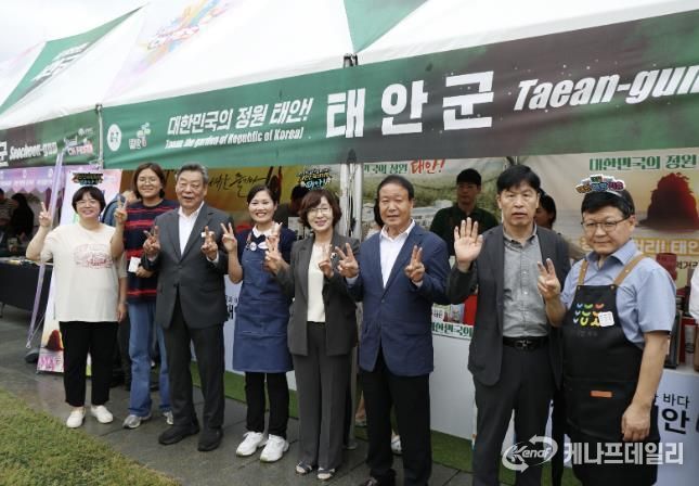 17일 서울 광화문 광장에서 열린 WOW CN 페스타 태안군 부스 모습.