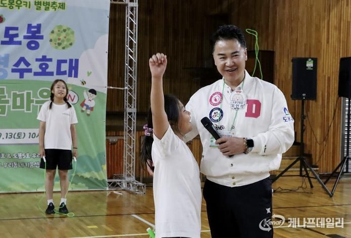오언석 도봉구청장이 지난 13일 ‘2025 도봉우키 별별축제’에 참여해 지역 아이와 대화를 나누고 있다