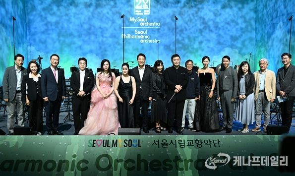 오세훈 서울시장이 20일(토), 북서울꿈의숲 청운답원에서 열린 ‘서울시향 파크 콘서트’에서 서울시향 단원 및 내빈과 기념 촬영하고 있다.