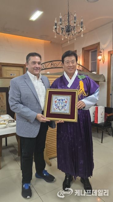 무랏 타메르 주한 튀르키예대사(왼쪽)와 박범인 금산군수(오른쪽)이 기념사진을 찍고 있다.