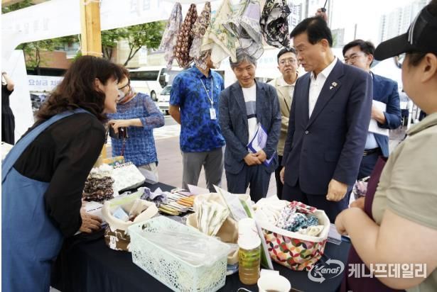 이승로 성북구청장(가운데)이 관계자들과 함께 박람회를 둘러보고 있다