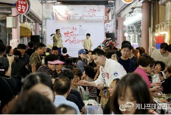 오언석 도봉구청장(가운데)이 지난 13일 열린 제1회 창동 막걸리 페스티벌에 참석해 지역 주민과 인사를 나누고 있다.