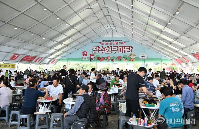 장수한우랑사과랑 축제장 인파(한우마당)