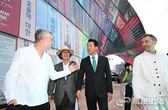 오세훈 서울시장이 26일(금) 열린송현 녹지광장에서 열린 '제5회 서울도시건축비엔날레' 전시 사전투어에서 대형조형물 '휴머나이즈 월(Humanise Wall)' 작품설명을 듣고 있다.