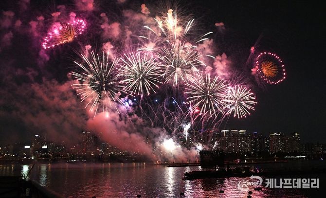 '2025 서울세계불꽃축제'가 27일(토) 오후 여의도한강공원 일대에서 열렸다.