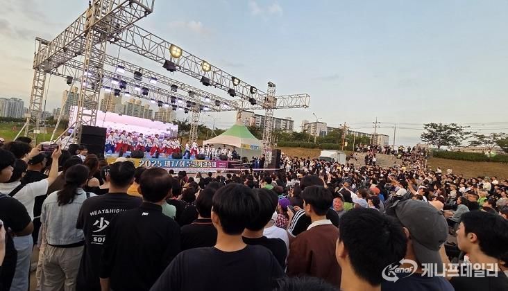 제17회 파주 문산거리축제 성황리에 종료… 문산천 노을길 가득 메워