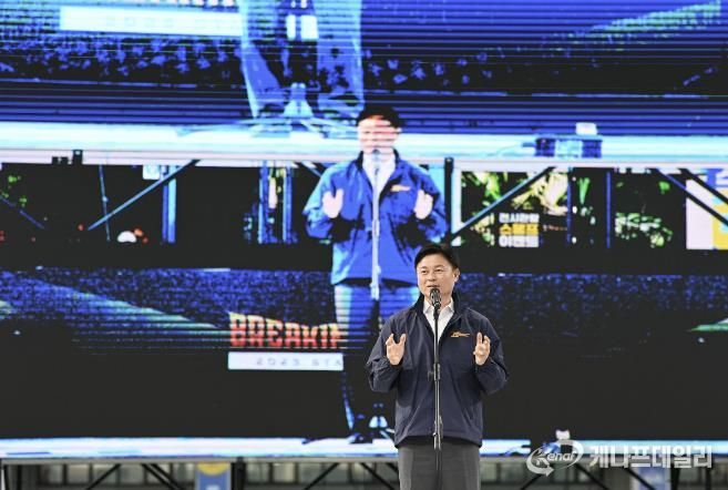 조용익 부천시장이 ‘제10회 부천국제브레이킹대회(BIBC)’에서 인사말을 하고 있다.
