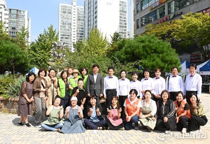조용익 부천시장과 마을공동체 한마당 참가 공동체 대표자들이 단체 사진을 찍고 있다.