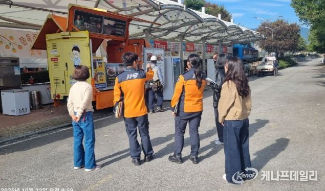 제25회 곡성심청어린이대축제의 안정적인 개최를 위해 유관기관 합동점검을 하고 있는 모습