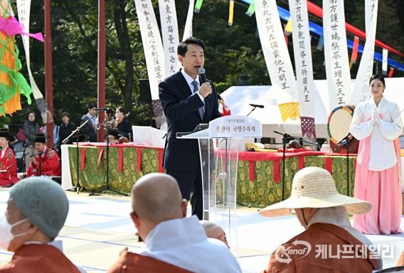 오세훈 서울시장이 25일(토) 은평구 진관사에서 열린 「진관사 국행수륙재」에서 축사를 하고 있다.