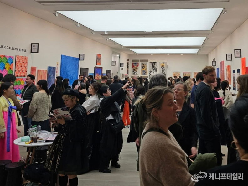 (사진: 런던 사치갤러리 전시 전경)