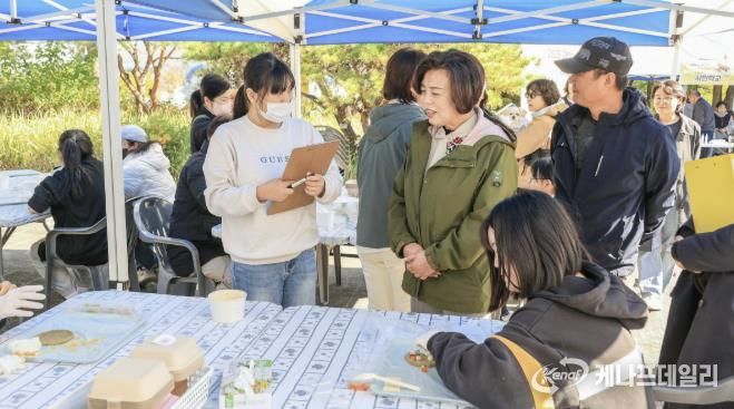 과천시 댕댕이 시민학교 진행 모습(왼쪽에서 두번째 신계용 과천시장)