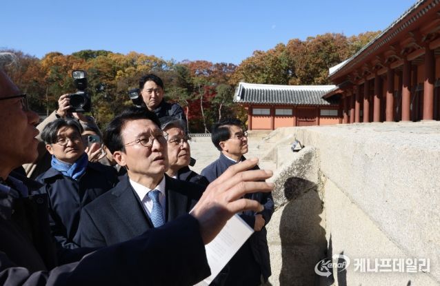 김민석 국무총리가 10일 서울시의 종묘 앞 고층건물 허용과 관련 허민 국가유산청장, 유홍준 국립중앙박물관장 등과 함께 종로구 종묘를 방문, 외부 조망을 점검하고 있다.