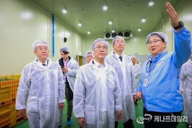 김민석 국무총리가 11일 강원도 원주시 원주푸드종합센터를 방문, 로컬푸드 유통 현장을 점검하고 있다.