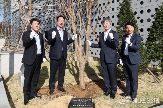 정명근 화성특례시장, 배정수 화성특례시의회 의장, 이영석 ASM코리아 대표가 기념 식수를 하고 기념촬영을 하고 있다